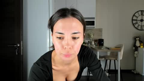 Snapshot of nilliluv chatting on 05/02/26, 01:16 Bella online show from 05/02/26, 01:16
