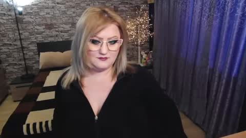 Snapshot of nimphoteasex chatting on 01/26/25, 11:28 Blonde Nimpho online show from 01/26/25, 11:28