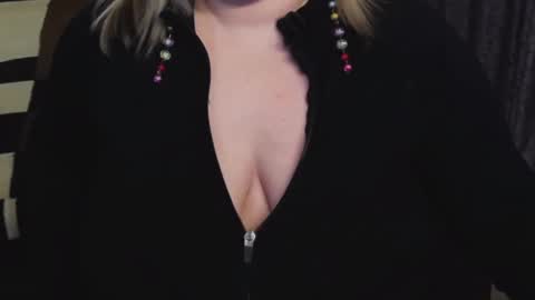 Snapshot of nimphoteasex chatting on 01/29/25, 11:41 Blonde Nimpho online show from 01/29/25, 11:41