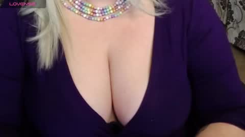 Snapshot of nimphoteasex chatting on 10/07/25, 08:00 Blonde Nimpho online show from 10/07/25, 08:00
