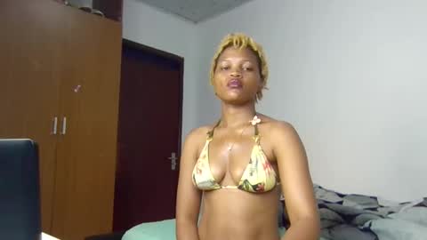 Snapshot of nina_ray1 chatting on 12/17/25, 12:49 Nina online show from 12/17/25, 12:49