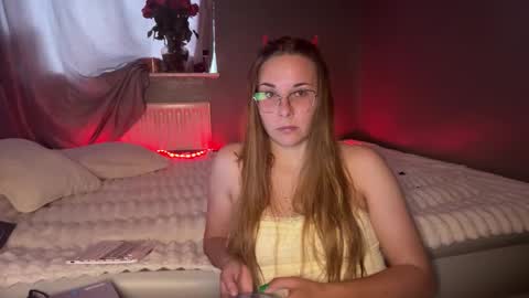 Snapshot of ninaglow_ chatting on 10/04/25, 10:35 ninaglow_ online show from 10/04/25, 10:35