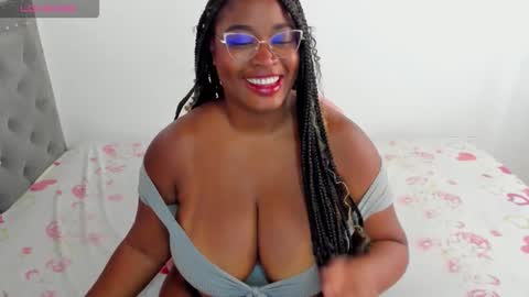 Snapshot of ninagrey03 chatting on 09/29/25, 03:17 Valentina online show from 09/29/25, 03:17