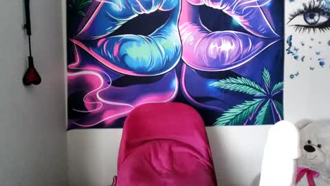 Snapshot of ninakhalifa chatting on 09/24/25, 09:18 ninakhalifa online show from 09/24/25, 09:18