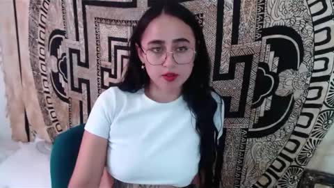 Snapshot of ninakravtz chatting on 12/20/24, 08:01 N I N A online show from 12/20/24, 08:01