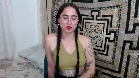 Snapshot of ninakravtz chatting on 01/28/25, 12:47 N I N A online show from 01/28/25, 12:47