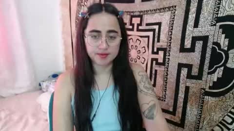 Snapshot of ninakravtz chatting on 12/19/25, 04:14 N I N A online show from 12/19/25, 04:14