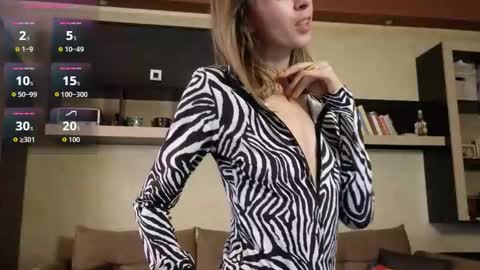 NinaNovalicious online show from 11/28/25, 08:17