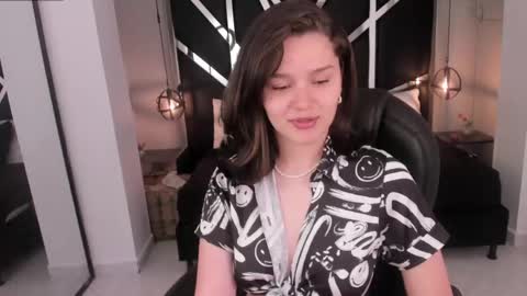 nini_solei online show from 04/23/26, 07:49