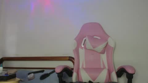 Snapshot of nisernamxxx chatting on 09/21/25, 10:33 Nicolle online show from 09/21/25, 10:33