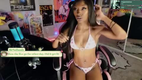 Snapshot of niviawolfe chatting on 01/08/25, 02:25 NIVIA WOLFE online show from 01/08/25, 02:25