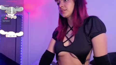 Snapshot of nixxi_ chatting on 11/18/25, 04:33 nix online show from 11/18/25, 04:33