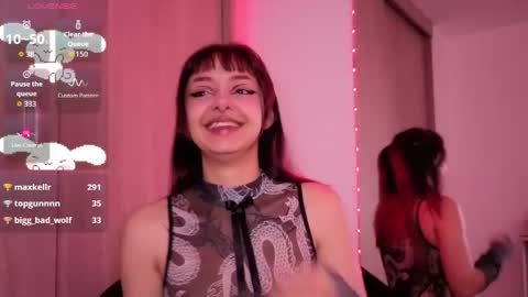 Snapshot of nixxi_ chatting on 11/19/25, 05:35 nix online show from 11/19/25, 05:35