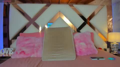 Snapshot of noah_beck42 chatting on 02/25/25, 06:25 Sara online show from 02/25/25, 06:25