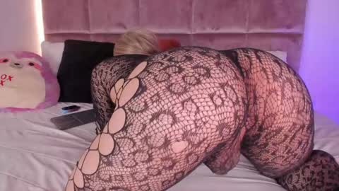 Snapshot of noah_beck42 chatting on 05/15/26, 03:24 Sara online show from 05/15/26, 03:24