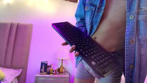 Snapshot of noah_clark_nom chatting on 10/11/25, 05:39 Noah online show from 10/11/25, 05:39