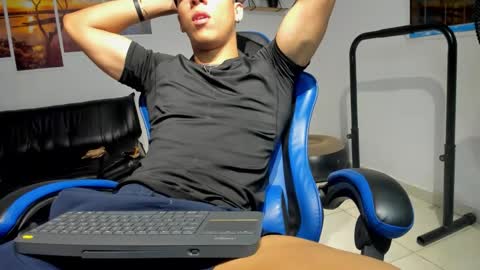 Snapshot of noah_flynn1 chatting on 11/21/25, 06:45 noah_flynn1 online show from 11/21/25, 06:45