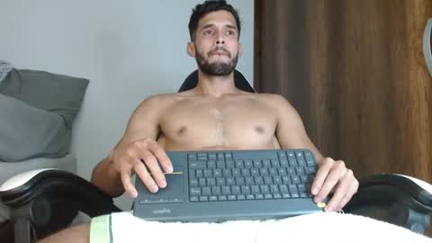 Snapshot of noah_jhonsonn chatting on 01/11/25, 05:18 Noah online show from 01/11/25, 05:18