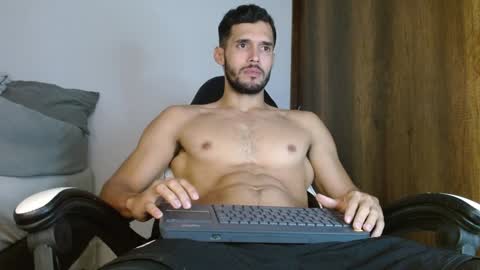 Snapshot of noah_jhonsonn chatting on 01/13/25, 04:51 Noah online show from 01/13/25, 04:51