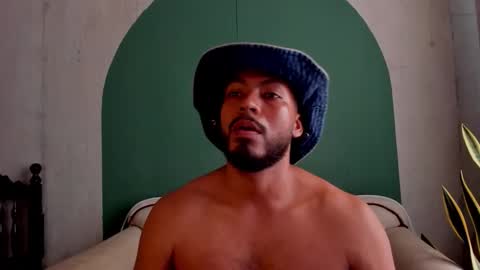 Snapshot of noah_jones__ chatting on 11/01/25, 05:04 Noah online show from 11/01/25, 05:04