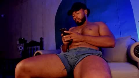 Snapshot of noah_jones__ chatting on 11/06/25, 12:55 Noah online show from 11/06/25, 12:55