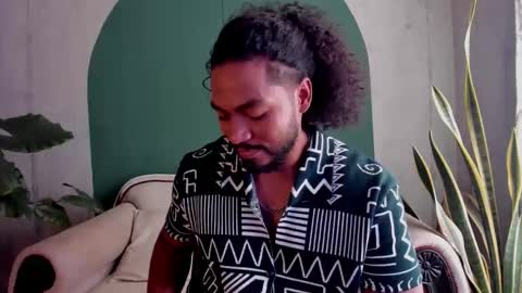 Snapshot of noah_jones__ chatting on 11/18/25, 04:33 Noah online show from 11/18/25, 04:33