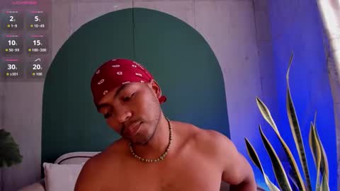 Snapshot of noah_jones__ chatting on 11/28/25, 05:26 Noah online show from 11/28/25, 05:26