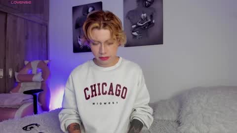 Snapshot of noah_lambert chatting on 02/07/25, 10:40 Noah online show from 02/07/25, 10:40