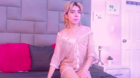 Snapshot of noahbells chatting on 12/22/25, 12:02 Noah online show from 12/22/25, 12:02