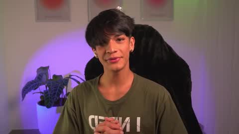 Snapshot of noahh_th03 chatting on 02/22/25, 10:52 Noah online show from 02/22/25, 10:52