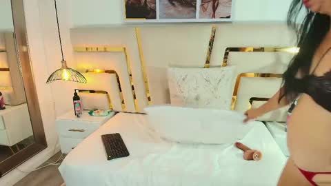 Snapshot of noelle_minx chatting on 04/17/26, 04:43 NOELLE online show from 04/17/26, 04:43