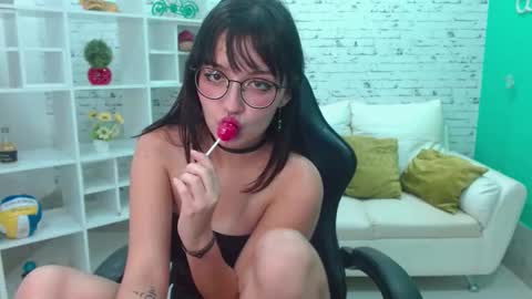 Snapshot of noeva_ chatting on 09/20/25, 12:00 Noeva online show from 09/20/25, 12:00