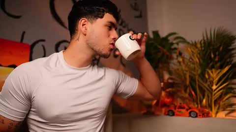 Snapshot of noha_miler chatting on 09/25/25, 12:36 kevin online show from 09/25/25, 12:36