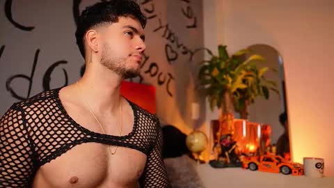 Snapshot of noha_miler chatting on 10/18/25, 05:35 kevin online show from 10/18/25, 05:35