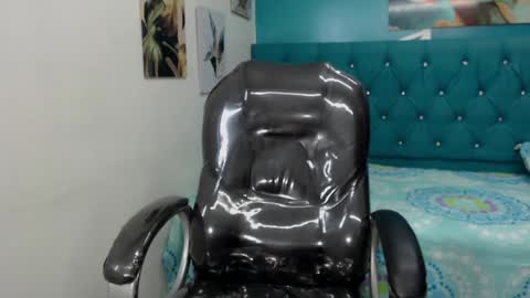 Snapshot of noha_scott chatting on 01/12/25, 10:43 Noha Scott online show from 01/12/25, 10:43