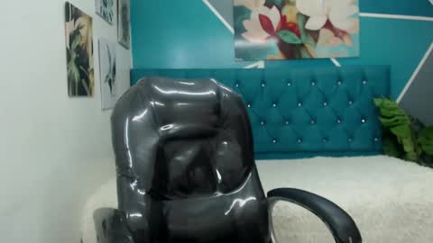 Snapshot of noha_scott chatting on 02/20/25, 10:59 Noha Scott online show from 02/20/25, 10:59