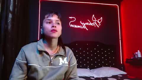 Snapshot of noha_thomson chatting on 12/17/25, 07:20 Noha Thomson online show from 12/17/25, 07:20