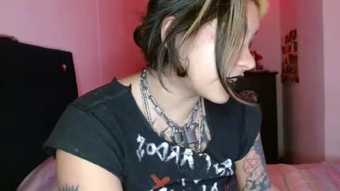 Snapshot of noise_anny chatting on 02/18/25, 11:30 anny online show from 02/18/25, 11:30