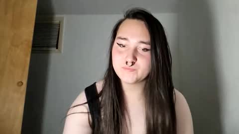 nonbinarybeauty20 online show from 10/31/25, 10:05