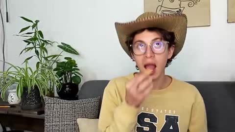 Snapshot of norehg__ chatting on 10/15/25, 11:27 Norehg online show from 10/15/25, 11:27