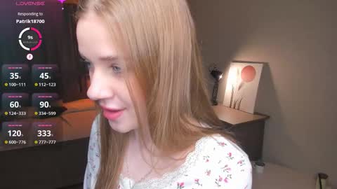 Snapshot of normaemans chatting on 11/28/25, 07:49 Beatrice online show from 11/28/25, 07:49