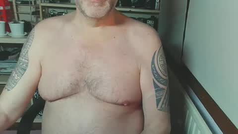 Snapshot of nosmoh chatting on 12/23/24, 01:08 arrio online show from 12/23/24, 01:08