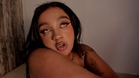 Snapshot of nova_swan chatting on 01/31/25, 01:43 NOVA online show from 01/31/25, 01:43