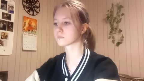 Snapshot of novellahartig chatting on 03/02/26, 03:19 Sari It is my first day online show from 03/02/26, 03:19