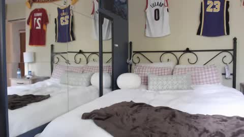 Nick and Tiffany online show from 10/06/25, 05:21