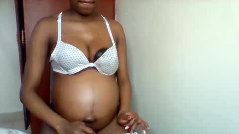 Snapshot of nubian_queen1033 chatting on 09/21/25, 04:14 happie online show from 09/21/25, 04:14