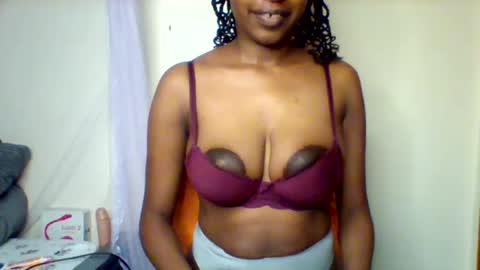 Snapshot of nubian_queen1033 chatting on 12/20/25, 01:23 happie online show from 12/20/25, 01:23