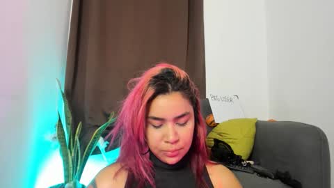 Snapshot of nyalgasai1 chatting on 11/13/25, 04:44 Nia online show from 11/13/25, 04:44