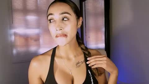 Snapshot of nycole_1988 chatting on 03/31/26, 07:25 Nycole online show from 03/31/26, 07:25