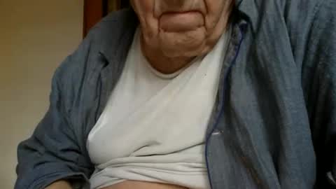 Snapshot of nymouf chatting on 12/14/25, 09:47 nymouf online show from 12/14/25, 09:47